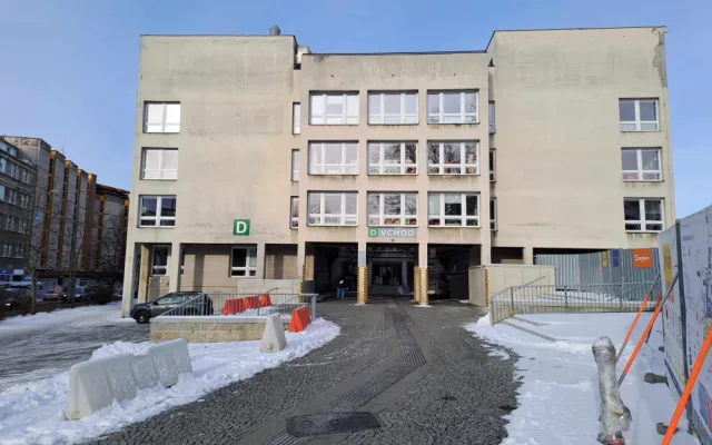 Na stavbě nového pavilonu nemocnice se objeví jeřáby. Provoz heliportu neomezí