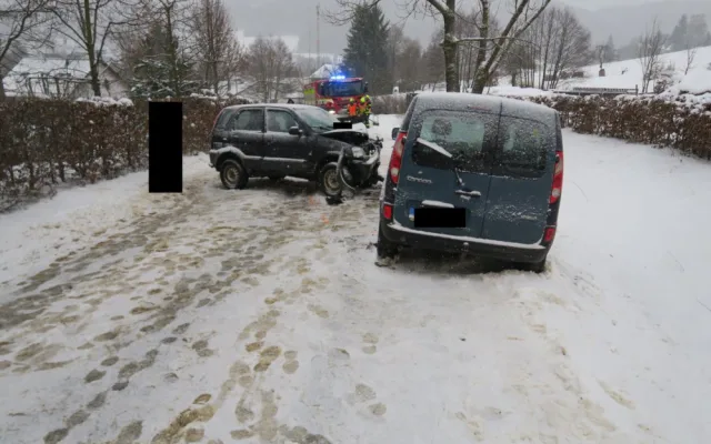 V zatáčce dostal smyk, vjel do protisměru a srazil se s protijedoucím vozem