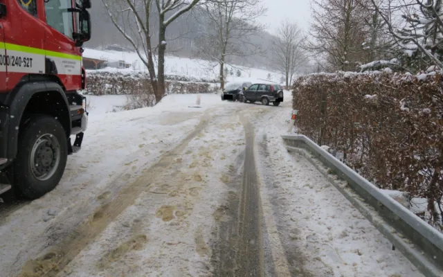 V zatáčce dostal smyk, vjel do protisměru a srazil se s protijedoucím vozem