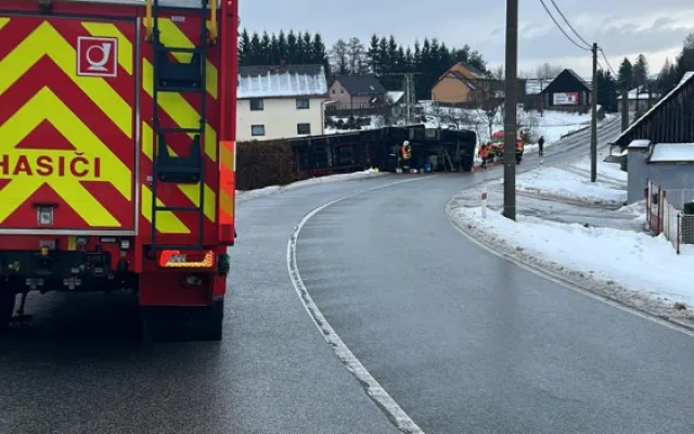 V Turnově kvůli ledovce vyhlásili kalamitní stav. Na Semilsku havaroval kamion