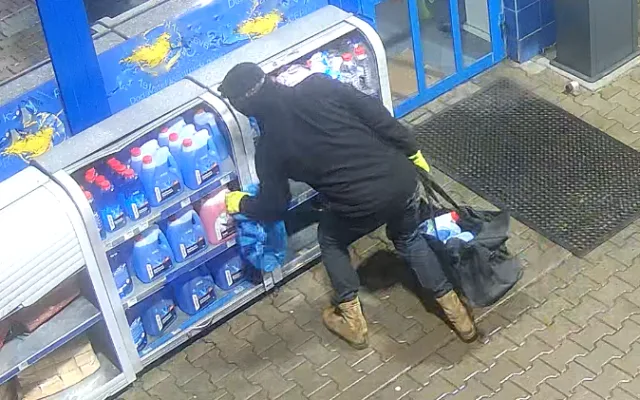 Policie pátrá po partě zlodějů. Kradli na benzinkách. Poznáváte je?