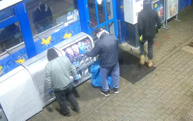 Policie pátrá po partě zlodějů. Kradli na benzinkách. Poznáváte je?