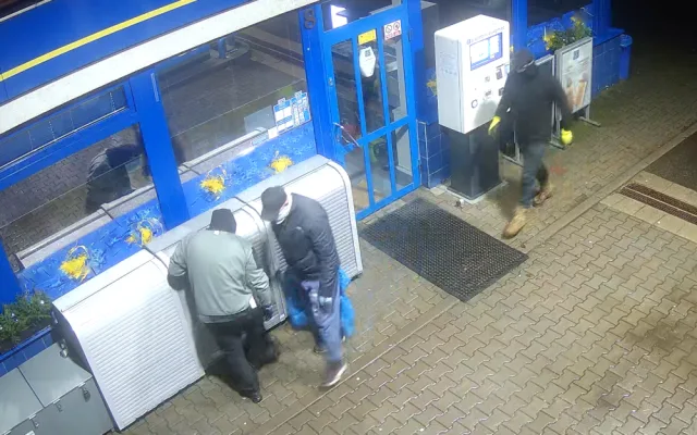 Policie pátrá po partě zlodějů. Kradli na benzinkách. Poznáváte je?