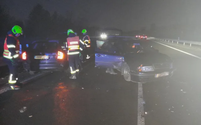 Ráno plné nehod. V průběhu dvou hodin vyjeli hasiči pomáhat šestkrát