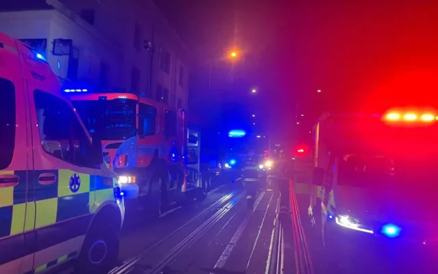 Při požáru baru se zranilo patnáct lidí. Policisté hledají muže s kanystrem
