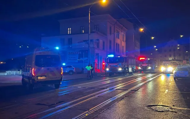 Při požáru baru se zranilo patnáct lidí. Policisté hledají muže s kanystrem