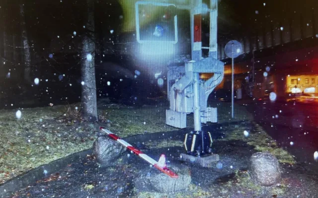 Autobus vjel v Rochlici na blikající přejezd. Policie hledá svědky