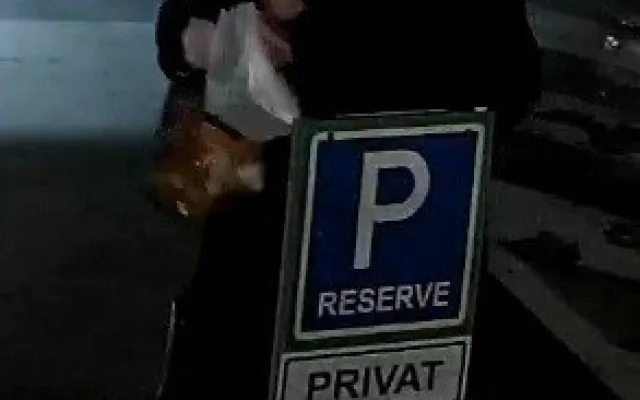 Někdo posprejoval zeď na parkovišti OC Forum. Policie zveřejnila fotky party mladých lidí
