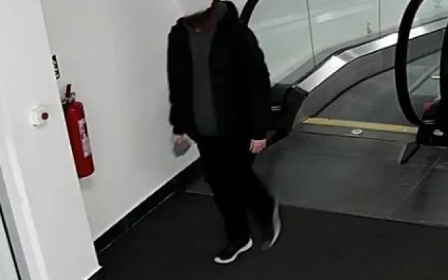Někdo posprejoval zeď na parkovišti OC Forum. Policie zveřejnila fotky party mladých lidí