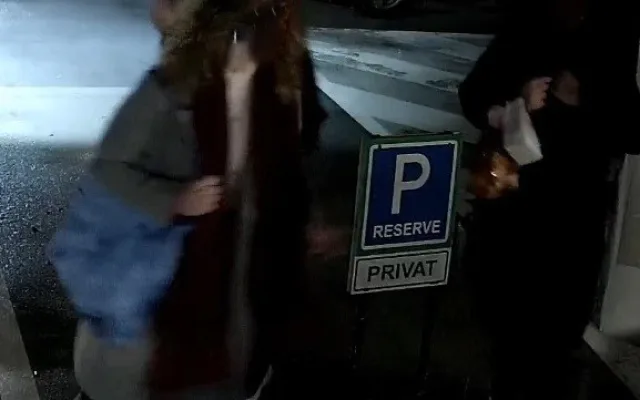 Někdo posprejoval zeď na parkovišti OC Forum. Policie zveřejnila fotky party mladých lidí