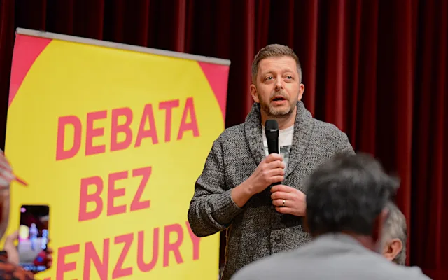 Demisi, demisi, křičeli lidé na Rakušana na debatě. Ale i tleskali nadšením