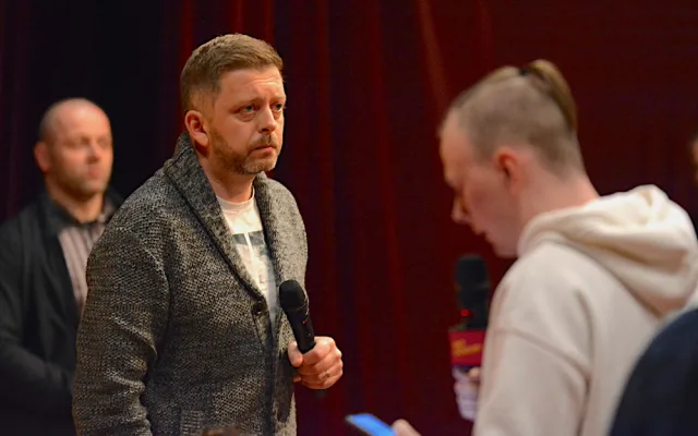 Demisi, demisi, křičeli lidé na Rakušana na debatě. Ale i tleskali nadšením