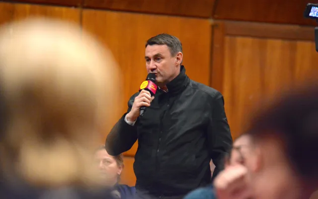Demisi, demisi, křičeli lidé na Rakušana na debatě. Ale i tleskali nadšením