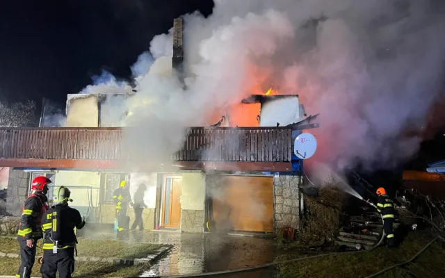 Rodinný dům zachvátil v noci požár. Zranil se při něm jeden člověk