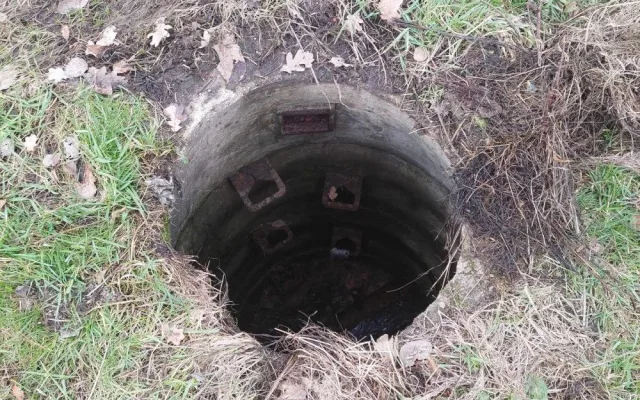 Pes spadl na letišti do nezajištěné kanálové šachty. Vysvobodili ho hasiči