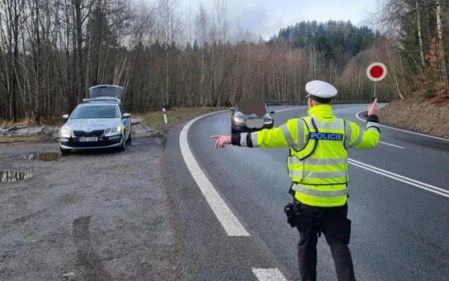 Policie si posvítila na rychlé řidiče. Jeden jel v obci skoro stovkou