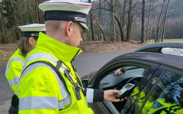 Policie si posvítila na rychlé řidiče. Jeden jel v obci skoro stovkou