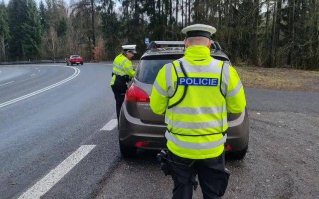 Policie si posvítila na rychlé řidiče. Jeden jel v obci skoro stovkou