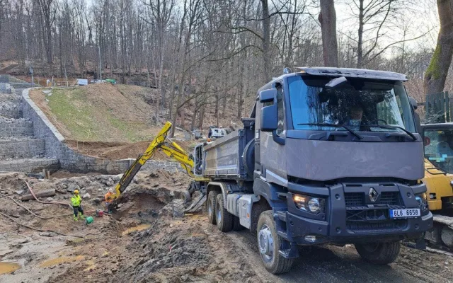 Na přehradě budou provádět trhací práce. Dojde i k omezení dopravy