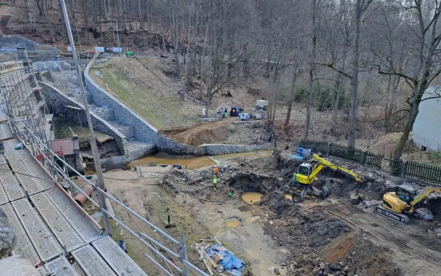 Na přehradě budou provádět trhací práce. Dojde i k omezení dopravy