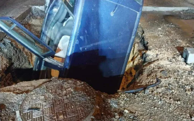 Pod autem v liberecké Americké ulici se propadla vozovka