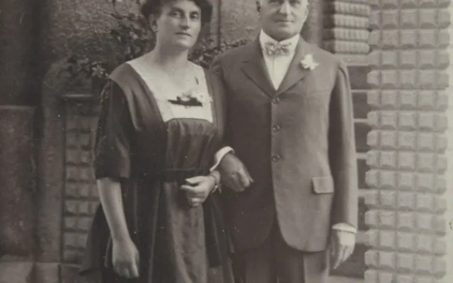 Anna a Otto Goltzovi před svou libereckou vilou.