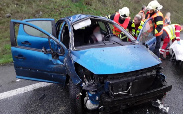 Nehoda u Dlouhého Mostu omezila dopravu. Boural tam osobní vůz