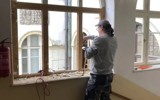 Na historické budově frýdlantské radnice opravují okna