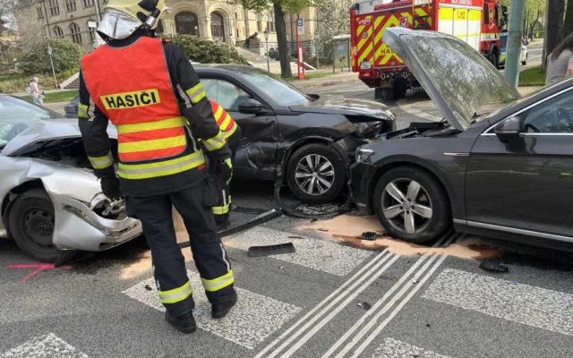 V Liberci u muzea se srazila tři auta. Při nehodě se zranili dva lidé