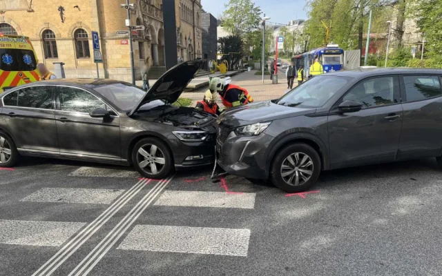 V Liberci u muzea se srazila tři auta. Při nehodě se zranili dva lidé