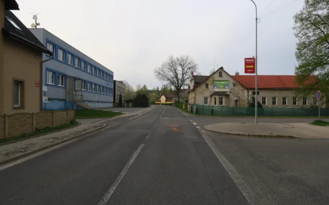 Řidič osobního auta ohrozil autobus s cestujícími a ujel. Několik lidé se zranilo