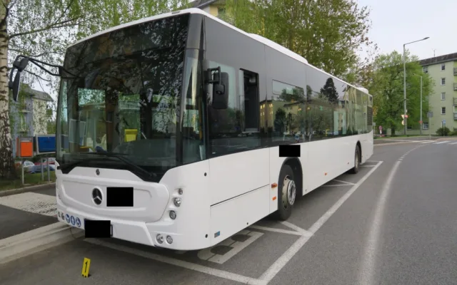 Řidič osobního auta ohrozil autobus s cestujícími a ujel. Několik lidé se zranilo