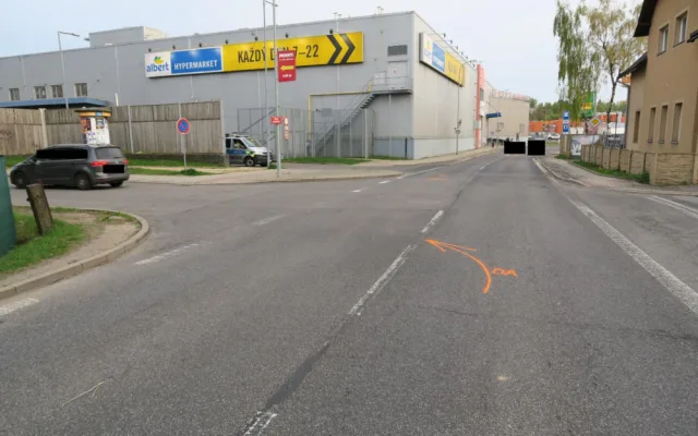 Řidič osobního auta ohrozil autobus s cestujícími a ujel. Několik lidé se zranilo