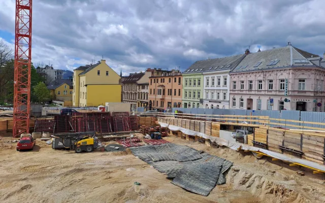 Stavba Centra urgentní medicíny v nemocnici postoupila. Objevují se obrysy parkovacího domu