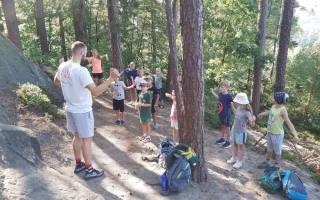 Letní tábory s LK Boulder umožní dětem zažít lezení na skalách