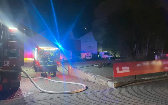 V noci hořel opuštěný dům v Horním Růžodole. Vzplál tam odpad