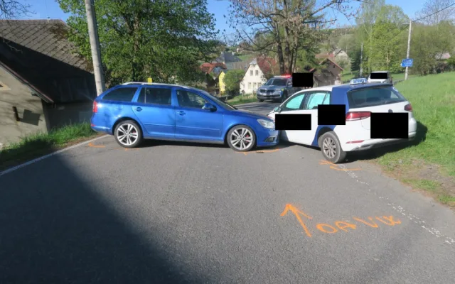 Kvůli vysoké rychlosti nezvládl projet zatáčkou a naboural do autoškoly