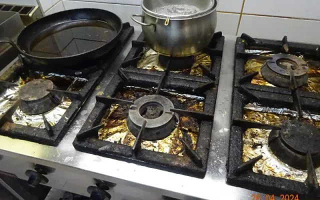 Inspekce uzavřela pizzerii v centru Liberce. Odhalila šváby i vrstvy špíny