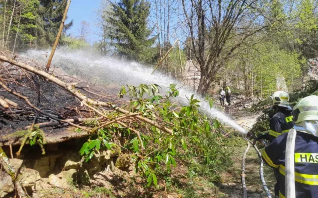 Hasiči lezli na Paličník, hasili les i dům. Den i noc byly extrémně rušné