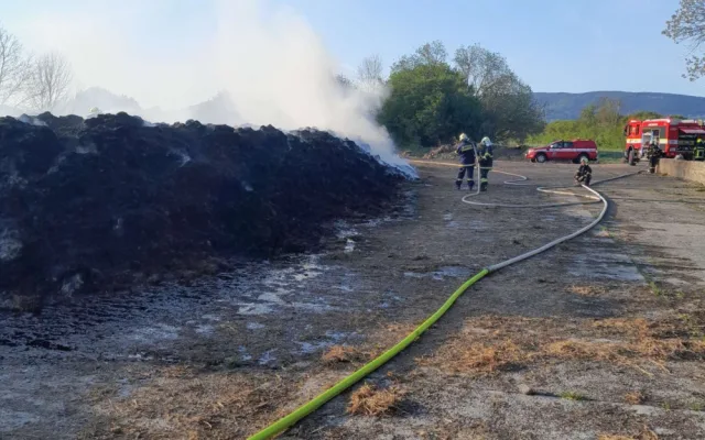 Hasiči lezli na Paličník, hasili les i dům. Den i noc byly extrémně rušné