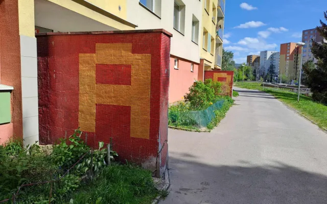 Zídky s mozaikovými písmeny v jablonecké Abecedě čeká obnova