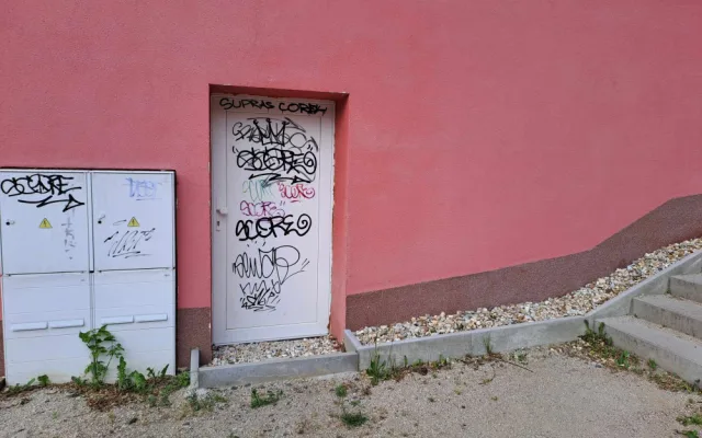Lidé v Rychtářské se stále nedočkali dotažení úprav na sídlišti