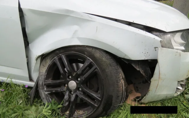 Řidiče oslnilo slunce a havaroval. Škoda na autě je za statisíce