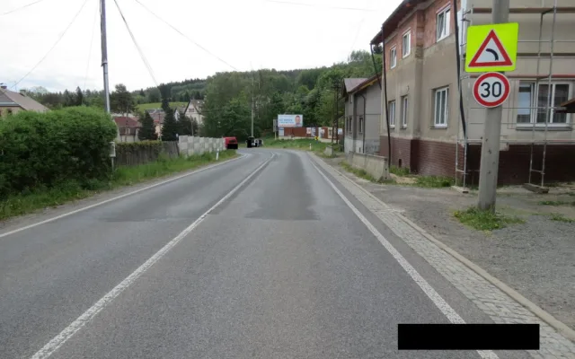 Řidiče oslnilo slunce a havaroval. Škoda na autě je za statisíce