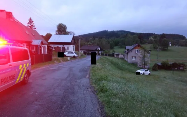 Na mokré silnici dostal smyk a auto převrátil přes střechu