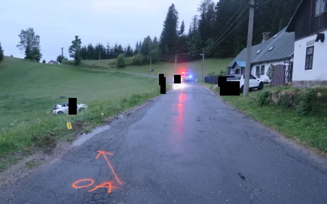 Na mokré silnici dostal smyk a auto převrátil přes střechu