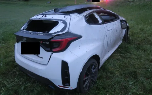 Na mokré silnici dostal smyk a auto převrátil přes střechu