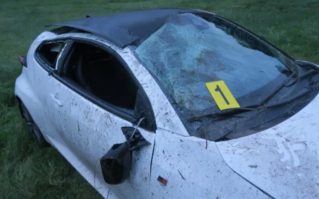 Na mokré silnici dostal smyk a auto převrátil přes střechu