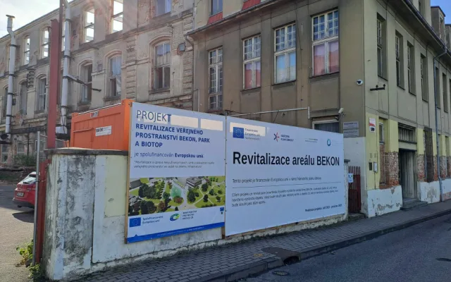 V Hrádku začala demolice Bekonu. Místo továrny bude park, poliklinika i dům sportu