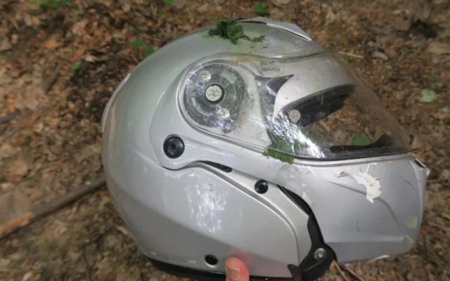 Motocyklista se chvíli nevěnoval řízení a narazil do stromu